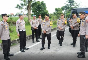 Kapolda Jatim Irjen Pol Toni Harmanto saat mengunjungi pos pengamanan Nataru di Mojokerto 