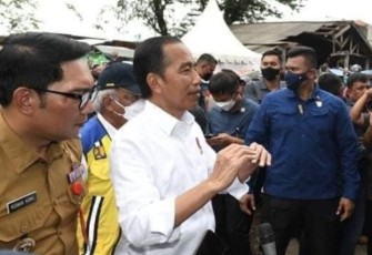 Presiden Joko Widodo memberikan keterangan pers usai meresmikan bendungan Sadawarna, Kabupaten Subang, Provinsi Jawa Barat, pada Selasa (27/12)