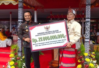 Gubernur Sulsel Andi Sudirman saat menyerahkan bantuan secara simbolis