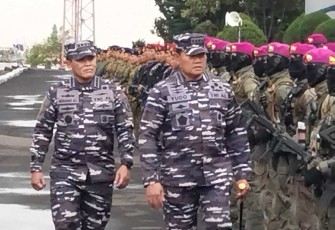 Panglima TNI Laksamana Yudo Margono bersama Kasal Laksamana TNI Muhammad Ali saat inspeksi pasukan di dermaga Sunda Pondok Dayung, Jakarta, Rabu (28/12)