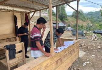 Gubernur Sulsel Andi Sudirman saat pengecekan site plane pengembangan wisata Buttu Macca Kabupaten Enrekang, Rabu (28/12)