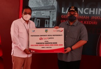 Penyerahan bantuan CSR berupa Pembangunan Gerai Rumah Inkubasi (GARASI) UMKM di Ex. Kantor Korcam Grogol Kabupaten Kediri, Kamis (19/5/2022)
