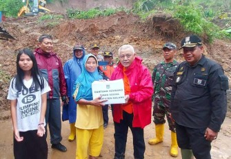 Bupati Malang, H. M Sanusi didamping Camat Dampit, Abai Saleh, saat menyerahkan bantuan pada korban longsor di Dampit, Jumat (21/10/2022).