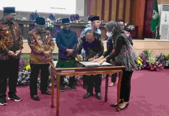 Penandatanganan nota kesepakatan oleh Bupati Malang dan DPRD, Jumat (25/11/2022)