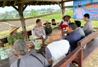 Suasana dialog antara Kapolsek Karangploso dan para petani, Jumat (30/12/2022)