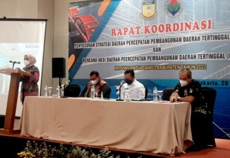 Sri Purwaningsih atau yang akrab disapa Nining saat membuka Rapat Koordinasi Penyusunan Strategi Daerah: Percepatan Pembangunan Daerah Tertinggal (STRADA-PDDT) Provinsi Papua, Selasa (20/9/2022). 
