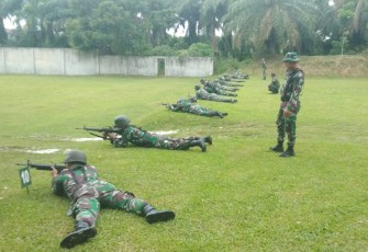 Prajurit Korem 022/Pantai Timur Latihan Menembak