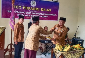 Letkol Cba Purn Mahendro Riyanto menyerahkan potongan tumpeng kepada anggota Pepabri tertua, Pujo (90), saat acara peringatan HUT Pepabri ke-63 di Kantor DPC Pepabri Karanganyar, Senin (12/9/2022).