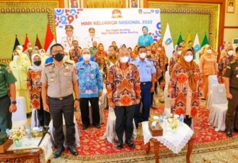 Sekretaris Daerah Provinsi Kepulauan Riau Adi Prihantara bersama Ketua TP-PKK Kepri Hj. Dewi Kumalasari Ansar saat mengikuti Peringatan Puncak Hari Keluarga nasional (Harganas) Ke- 29 Tahun 2022 secara virtual