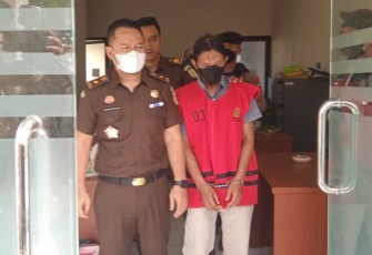 Mantan Dirut BUMDes Berjo, Eko Kamsono, mengenakan baju tahanan, setelah menjalani pemeriksaan di Kejari Karanganyar terkait kasus dugaan korupsi pengelolaan dana BUMDes Berjo, Selasa (2092022).