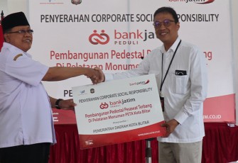 Walikota Blitar Santoso saat terima CSR dari Bank Jatim secara simbolis.