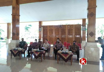 Ketua DPRD Kabupaten Blitar Suwito Saren Satoto (dua dari kiri) Bersama Forkopimda Terima Audiensi KRBS (foto : Faisal NR / Klikwarta.com)