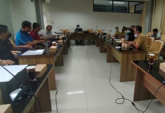 Situasi Hearing Pemdes Krisik dengan Komisi III DPRD Kabupaten Blitar (foto : Faisal NR / Klikwarta.com)