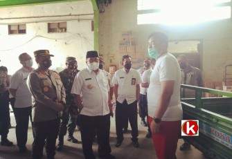 Walikota Santoso (tiga dari kanan) Saat Cek Ketersediaan Minyak Goreng Bersama Forkopimda di Agen Distributor. (foto : Faisal NR / Klikwarta.com)