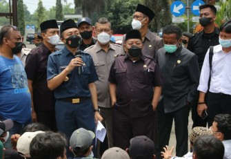 Wabup Blitar Rahmat Santoso Saat Menyampaikan Keterangannya Di Hadapan Peserta Aksi dari AMPEL di Depan Pintu Gerbang Kantor DPRD Kabupaten Blitar