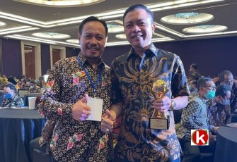 Wabup Blitar Rahmat Santoso (kanan) Saat Membawa Piala Penghargaan TOP BUMD Award 2022 untuk Kabupaten Blitar (foto : Faisal NR / Klikwarta.com)