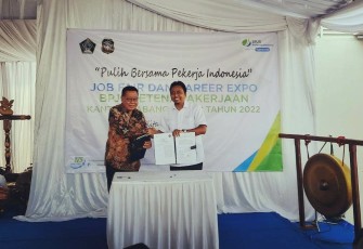 Kepala Cabang BPJS Ketenagakerjaan Blitar Agus Dwi Fitriyanto (kanan) Bersama Rektor Unisba Blitar