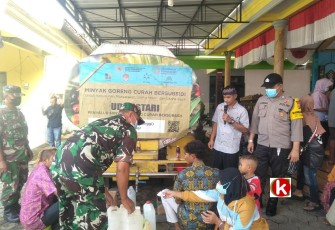 Potret Prosesi Pelayanan Operasi Minyak Goreng Curah di Desa Pakisaji, Kecamatan Kademangan, Kabupaten Blitar, Jumat (17/6/2022). Kepala Desa, Kapolsek dan Danramil Setempat Tampak Pantau Langsung Kegiatan Itu. (foto : Faisal NR / Klikwarta.com)