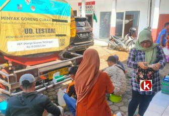Operasi Pasar Minyak Goreng Curah di Desa Tugurejo Wates Kabupaten Blitar, Sabtu 18 Juni 2022.