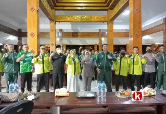 Bupati Blitar Rini Syarifah Didampingi Forkopimda Bersama Ketua KONI Kabupaten Blitar Beserta Jajarannya dan Para Kontingen (foto : Faisal NR / Klikwarta.com)