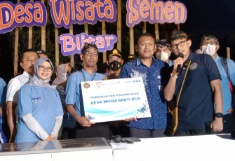 Menteri Sandiaga Saat Disela Kunjungannya di Desa Wisata Desa Semen, Gandusari, Kabupaten Blitar bersama Bupati Blitar Rini Syarifah dan Masyarakat Setempat