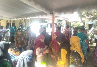 Bupati Blitar Rini Syarifah (pakai kacamata) Bersama Jajarannya Meninjau Mini Stan UMKM di Desa Panggungrejo dalam Program OVOP