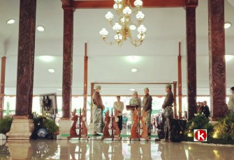 Situasi Rangkaian Acara Pisowanan Agung, Bupati Blitar Rini Syarifah Didampingi Wakil Bupati Blitar Rahmat Santoso (dua dari kanan) hendak Serahkan Pusoko kepada Ketua DPRD Kabupaten Blitar Suwito (paling kanan). (foto : Faisal NR / Klikwarta.com)