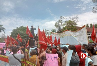 Massa Aksi FPPM Unras di Depan KPH Perum Perhutani Blitar (foto : Faisal NR / Klikwarta.com)