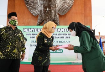 Bupati Blitar Rini Syarifah Secara Simbolis Berikan Bantuan Biaya Pendidikan Mahasiswa kepada Seorang Mahasiswi