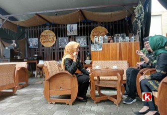 Bupati Blitar Rini Syarifah (duduk, sisi kiri) Saat Minum Kopi di Salah Satu Stand Palah Creative Festival bersama Pemilik Produk Kopi dan Kepala Disparbudpora Pemkab Blitar Suhendro Winarso (foto : Faisal NR / Klikwarta.com)