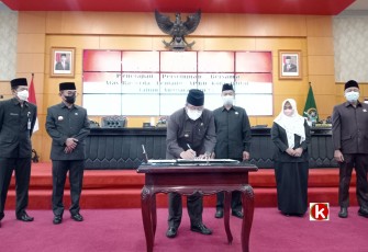 Walikota Blitar Santoso Tandatangani Raperda APBD Tahun Anggaran 2023 bersama Pimpinan DPRD Kota Blitar (foto : Faisal NR / Klikwarta.com)