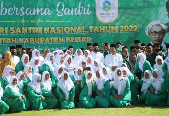 Bupati Blitar Rini Syarifah Bersama Santri dan Santriwati Usai Upacara Hari Santri Nasional Tahun 2022 di Alun-Alun Kanigoro, Sabtu 22 Oktober 2022.