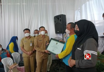 Sekda Kota Blitar Priyo Suhartono Berikan Plakat Penghargaan Pencegahan Wabah DBD (foto : Faisal NR / Klikwarta.com)