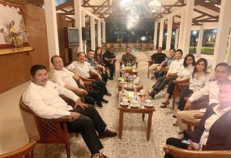 Wakil Bupati Blitar Rahmat Santoso (duduk paling ujung bagian tengah) Bersama Keluarga Besarnya di Pendopo Kabupaten Blitar
