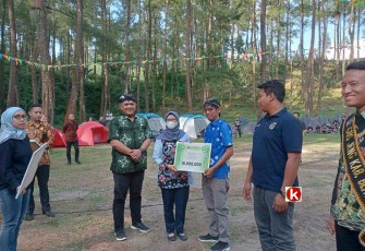 Bupati Blitar Rini Syarifah Berikan Penghargaan Kepada Pelalu Wisata Berprestasi di Acara Jambore Pokdarwis Tahun 2022 (foto : Faisal NR / Klikwarta.com)