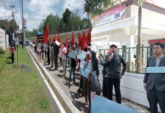 KRPK Ketika Aksi di Kejari Blitar dan Polres Blitar (foto : Faisal NR / Klikwarta.com)