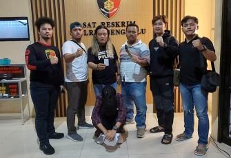 Tersangka (jongkok diborgol) saat diamankan tim Resmob Macan Gading