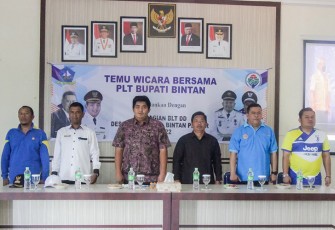 Roby (tengah) saat dalam acra pembagian BLT-DD Bagi 114 KPM di Desa Kelong