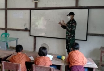 Satgas Pamtas Yonif Mekanis 643/Wns Mengajar Siswa SD Perbatasan