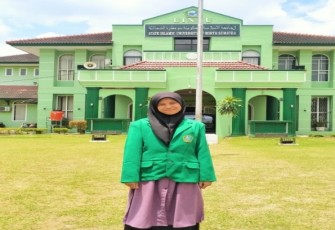 Laila Afriyani akhirnya bisa berfoto di depan kampusnya setelah melewati berbagai seleksi penerimaan. (Sumber : Dok. Pribadi Laila Afiyani)