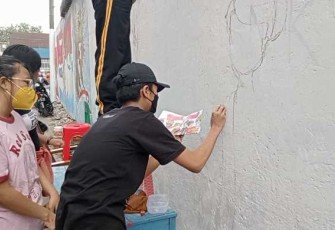 Para siswa mencurahkan kreativitas melukis di dinding