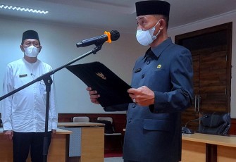 Sekretaris Daerah Kepri Adi Prihantara mengambil sumpah dan melantik 8 Pejabat Fungsional di Lingkungan Pemerintah Provinsi Kepri, , Kamis (28/4/2022).