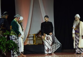 Seniman dari Sanggar Kemasan Surakarta saat menampilkan pertunjukan teatrikal tentang sejarah perpindahan Keraton Kartasura ke Surakarta dalam acara Ajang Pustaka Sastra, Rabu (12/10/2022).