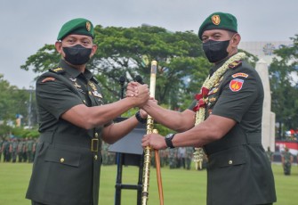 Serah terima tongkat komando Komandan Korem (Danrem) 074/Warastratama, dari Kolonel Inf Achiruddin  kepada Kolonel Inf Anan Nurakhman.