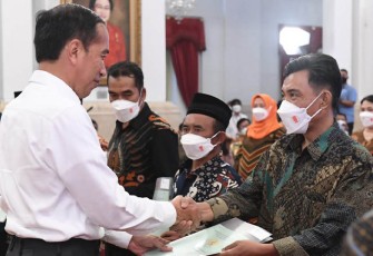 Presiden Jokowi dalam kegiatan Penyerahan 1.552.450 Sertipikat Tanah untuk Rakyat yang berlangsung secara daring dan luring di Istana Negara, Jakarta, pada Kamis (01/12/2022).