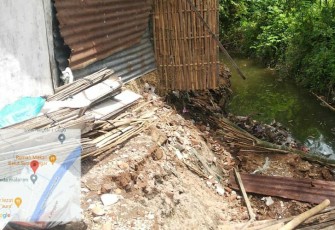 Kandang dan dapur milik Tawar warga Desa Nglanjuk kecamatan Cepu longsor akibat tergerus sungai Nglanjuk.