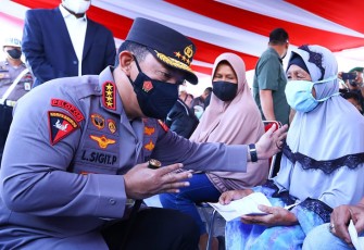 Kapolri Jenderal Listyo Sigit Prabowo meninjau pelaksanaan akselerasi vaksinasi di Kabupaten Kampar, Riau, Jumat (25/2/2022).