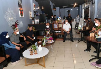 Wapres K. H. Ma'ruf Amin dan Ibu Hj. Wury Ma'ruf Amin menyempatkan singgah di kedai Meja Kopi yang terletak di Ruko Pasifik Permai Dok II Jayapura, Provinsi Papua, Selasa (29/11/2022).
