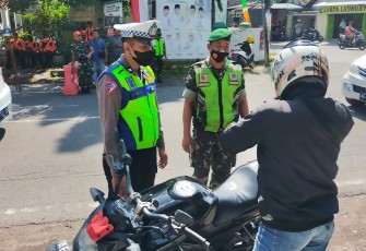 TNI-Polisi saat Lakukan Penyekatan di Perbatasan Madiun