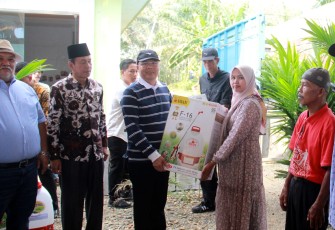 Gubernur Bengkulu Rohidin Mersyah saat Serahkan Bantuan Alsintan dan Bibit ke Kelompok Tani